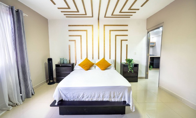 Zona Rosa Apartment | p3, 5 bedroom apart,with arcade machine and football,one block from Lleras park