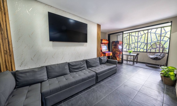 El Poblado Apartment | p6, 6 bedroom and Jacuzzi 1 block from LLeras park