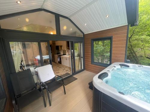 Bethesda House | P76 - Riverside Family Pod with Hot Tub