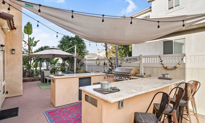 Crown Point House | Pacific Beach Gem: Rooftop Deck, Bay Views, AC & Pet Friendly