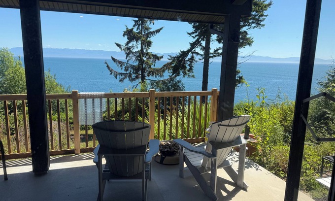 Juan de Fuca Electoral Area Condo | Pacific Oceanfront 2 king beds/2 bath,nfirepit, stairs to ocean deck, rainforest