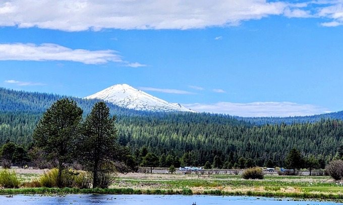 Sunriver House | Paddle, Pedal, Play – Sunriver Getaway w/SHARC passes, Hot Tub Game Room & More