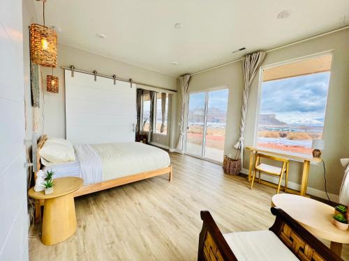 Big Water House | Page Arizona border town- Tranquil Zen Retreat with Amazing Mesa Views