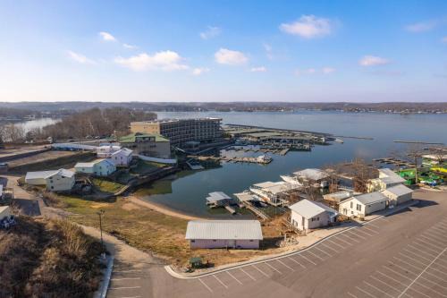 Lake Ozark House | Palace Sleep 20- Bachelor/Bachelorette Parties Welcome!