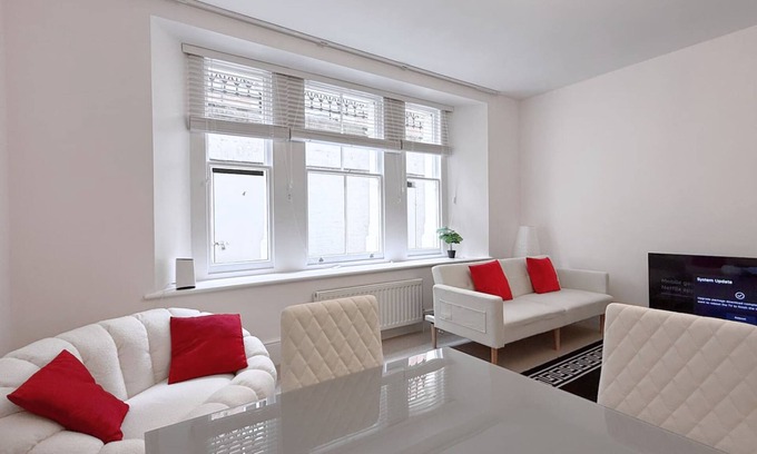 Westminster Apartment | Palacial 3 Super King Bedrooms