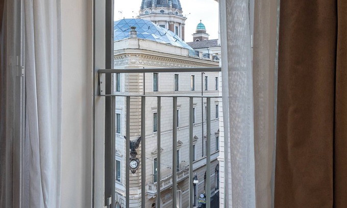 Rione IV Campo Marzio House | Palazzo Goldoni Condotti Collection