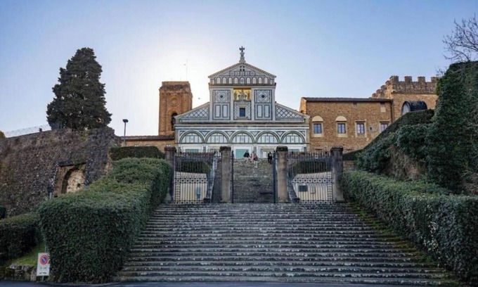 Sant' Ambrogio Apartment | Palazzo Lungarno Luxurious 4-Bedroom Penthouse with Terrace in Central Florence