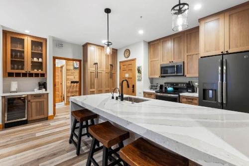 Olympic Valley Apartment | Palisades Tahoe Lodge Rentals Premium Two Bedroom #700