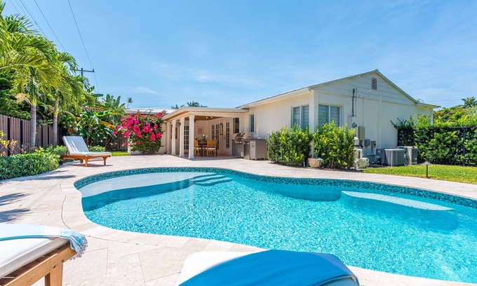 Southside House | Palm Beach Retreat w/Pool + Outdoor Dining & BBQ