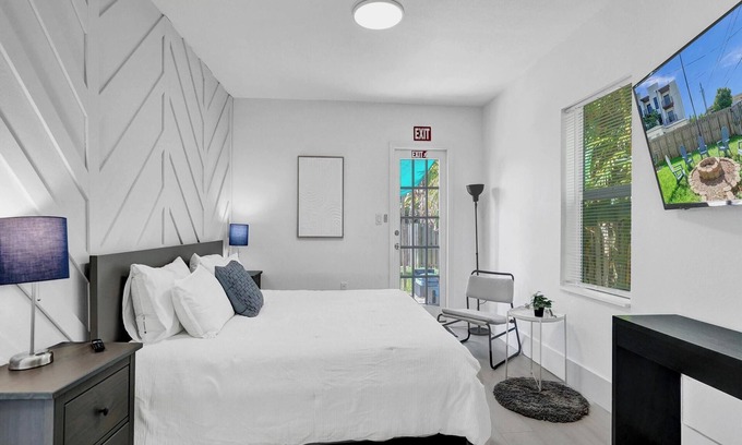 Hollywood Lakes House | Palm Breeze Retreat . Close to Beach & Downtown