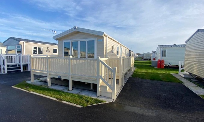 Chapel Saint Leonards Resort | Palm Grove 133 - pet friendly, WiFi close to beach and clubhouse - Golden Palm Resort - Meadow Lakes Caravan & Lodge Hire