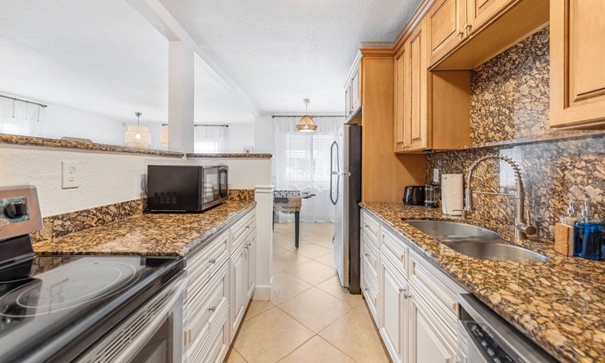 Croissant Park House | Palm Haven Duplex w/Pool - 6BR/4BA near FTL Beach!
