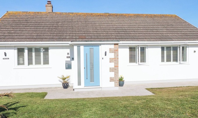 Holywell House | PALM VIEW, pet friendly, character holiday cottage in Holywell Bay