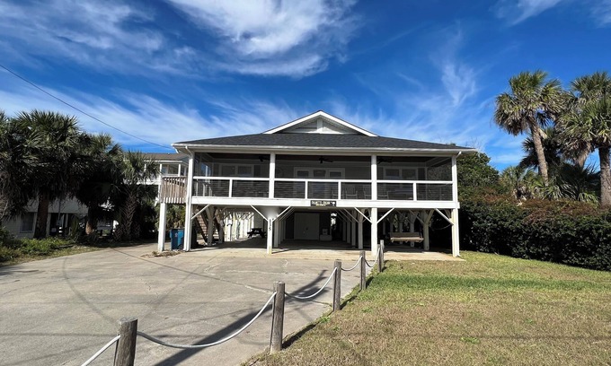 Edisto Island House | Palmetto Dream is a 4-bedroom 2.5 bath house located on 2nd Row with Great Views