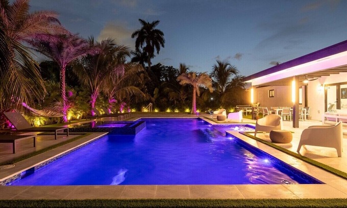 Golden Glades Villa | Palms Oasis-Basketball Court Large Pool