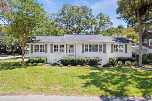 Isle of Palms House | Palms of Hart- 2 Blocks from Beach Dog Friendly