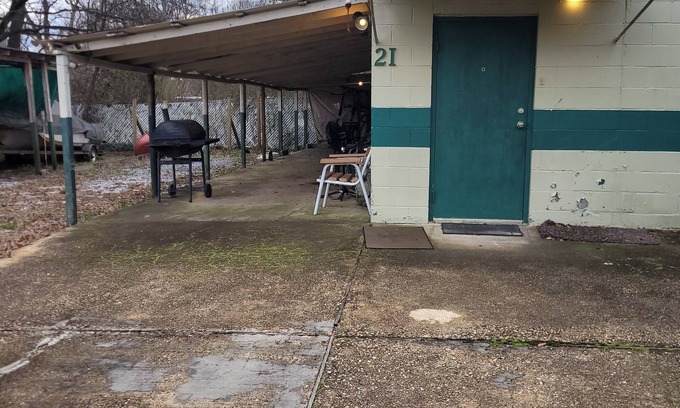 Montgomery House | Pan Am Industry Building - Plenty of outside space