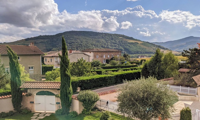 Quincie-en-Beaujolais House | Panda Home - Gîte in the Beaujolais hills, Gîte à Quincié en Beaujolais