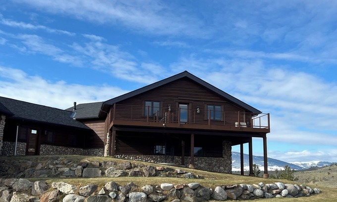 Livingston House | Panoramic Paradise: Stay in Livingston's Best!