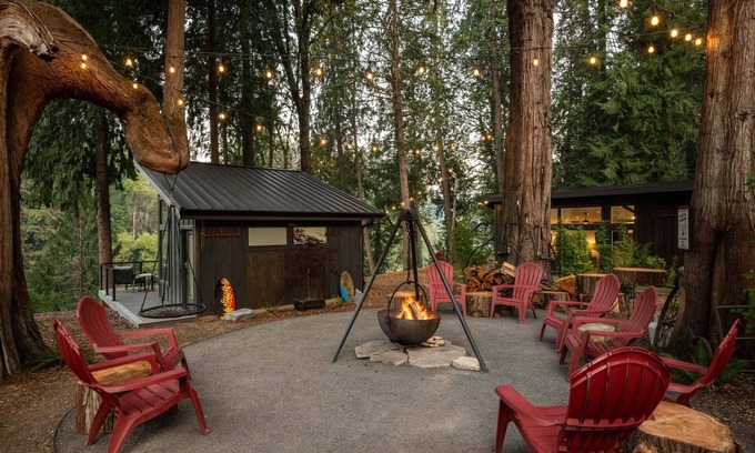 Stafford - Tualatin Valley Cottage | Panoramic Riverside and Lush Forests Views, Pet Friendly, New Décor, Steps Away From Dockside