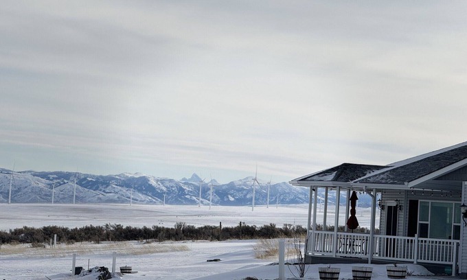 Idaho Falls House | Panoramic Rustic Retreat ~ 3-Bedrooms ~ 2-Full Baths 10 minutes from Idaho Falls