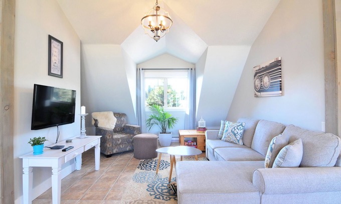 Central Okanagan House | Panoramic views, between ski hills, YLW, UBC, Event venues, & Costco. 🎿