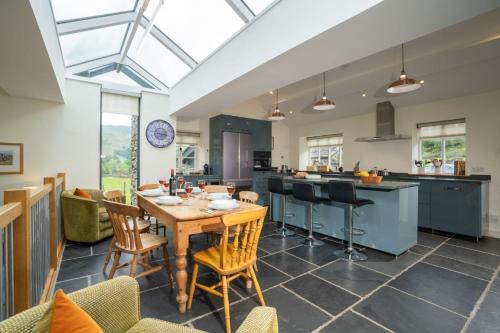 Grasmere House | Panoramic Views & Spacious Living by LetMeStay