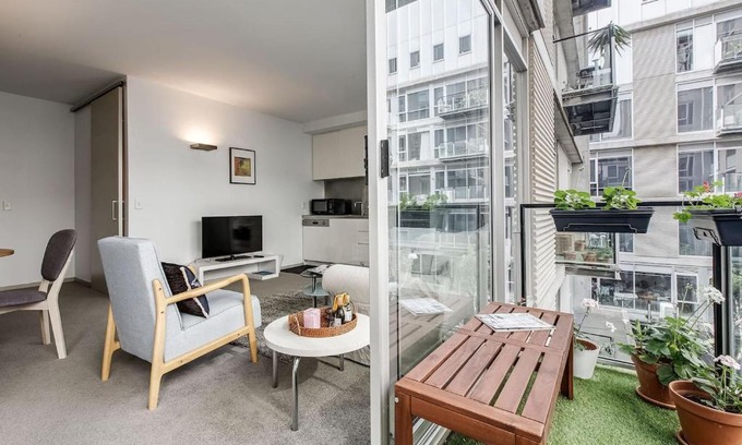 East Melbourne Apartment | Parade Place - A Central Balcony Stay