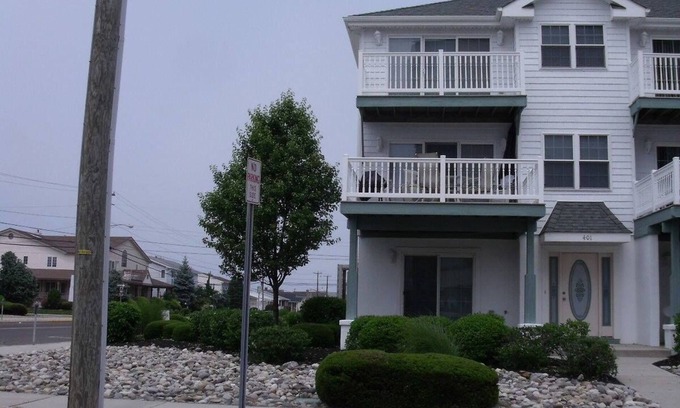 Wildwood Crest House | Paradise by the OceannSteps to best beach.Ocean Front pool. Private garage.