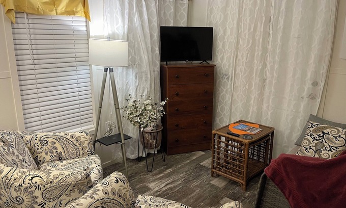 Venice Cottage | Paradise Found-3 bd 2 ba in Venice on Legacy Trail-Adults 55 plus, 2 guests max.