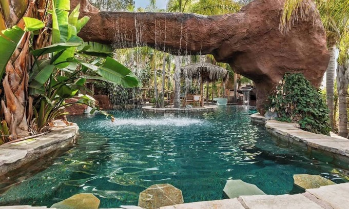 Mount Helix House | Paradise Lagoon Resort Style Pool Getaway