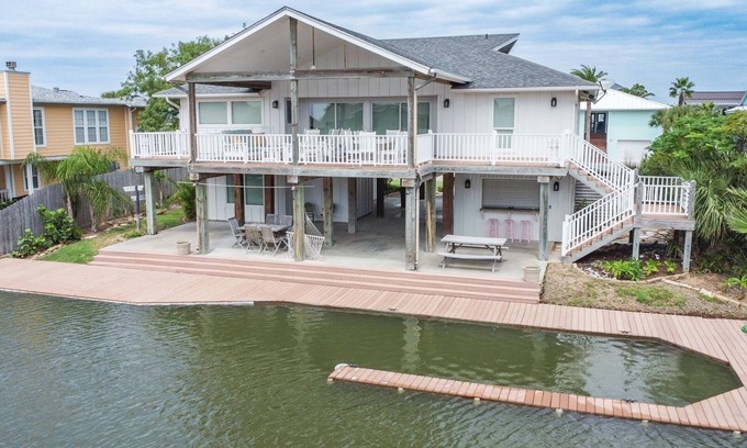 Rockport House | Paradise On Flamingo - 4 Bed 3 Bath Canal front home