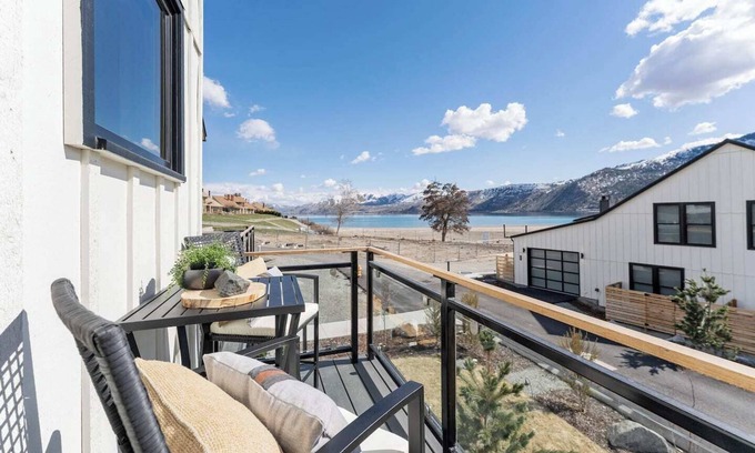 Wapato Point House | Paradise on the Point