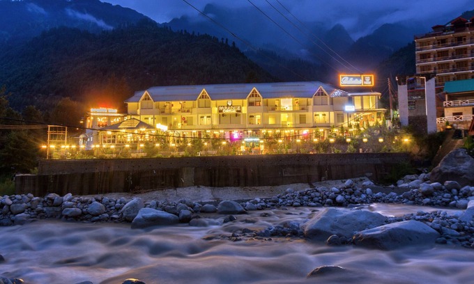 Manali Hotel | PARADISE - The Whitehouse Cafe