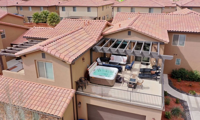 Santa Clara House | Paradise Village Family Gem ~ HotTub ~ Water Park