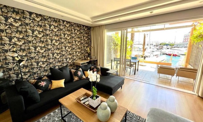 Victoria and Alfred Waterfront Apartment | Parama 003 Secure, Luxurious Waterfront Apartment