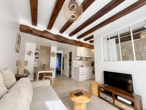 5th Arrondissement Apartment | Paris center near Notre Dame 2 bedrooms with Balcony