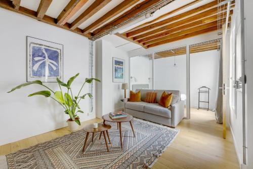 3rd Arrondissement Apartment | Paris Marais Bretagne Temple