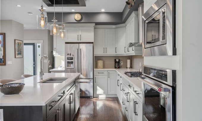 Banff Trail House | Park Side - Min to DT - 3BR - Garage - Chefs Kitchen