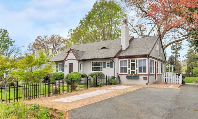 Locust Grove House | Park Street Cottage - 5 bdrm/4 bath - North Downtown