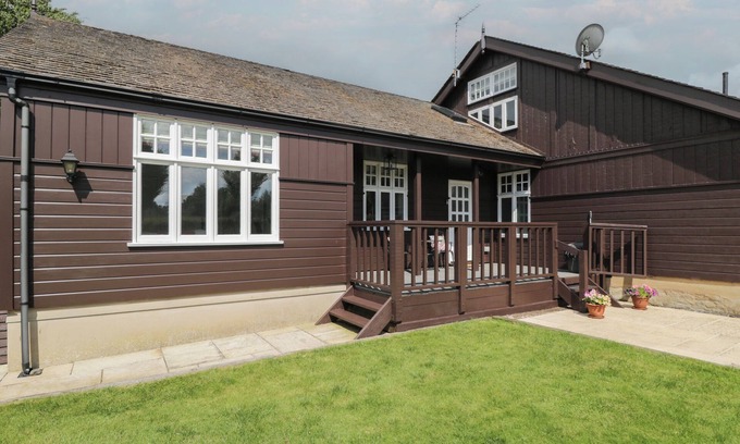 Minchinhampton Cottage | PARK VIEW, romantic, with a garden in Minchinhampton