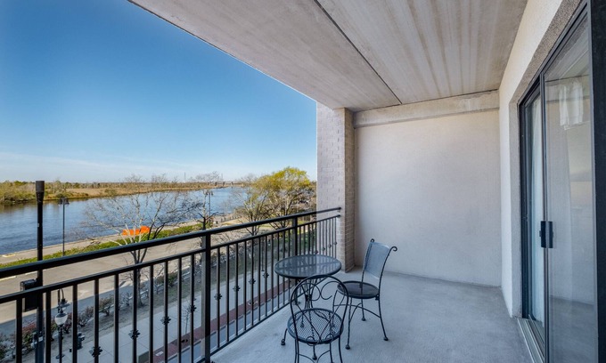 Wilmington Historic District Condo | Parking Balcony Heart of Downtown 20min‣beach