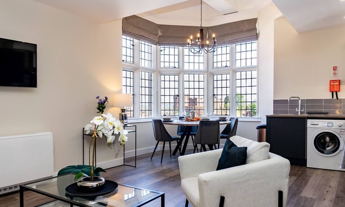 Shrewsbury Apartment | Parking, Close to Train Station, Luxury, Modern
