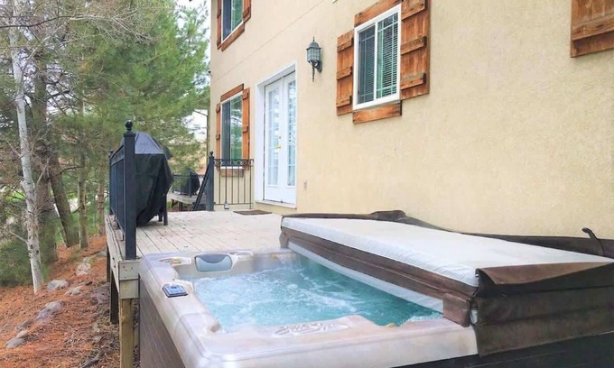 Midvale House | Parkside Escape *HotTub*BBQ* Near Ski Resorts*Park