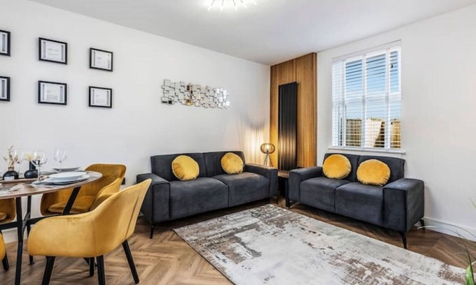 Rosyth House | Parkside -Short commute to Dunfermline & Edinburgh