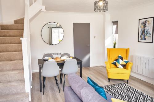 Cribbs Causeway Apartment | Parkway House - Modern with great transport links