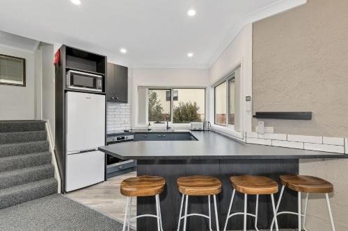 Jindabyne Apartment | Parkwood 5 - 2BR Split Level l Spa Bath l BBQ l Central Location l WiFi