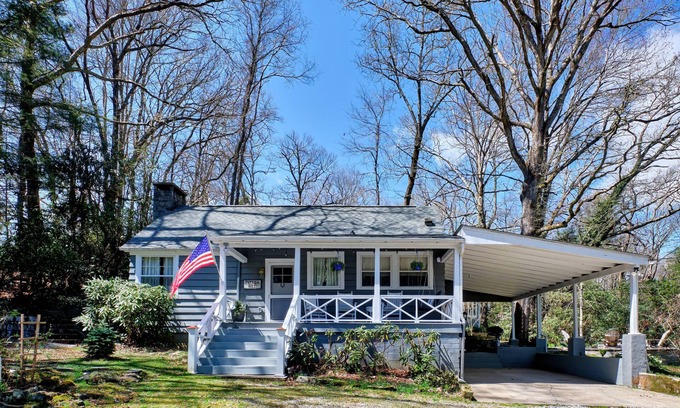 Highlands House | Parrish Hill - Walk to Main Street Cottage w/Firepit