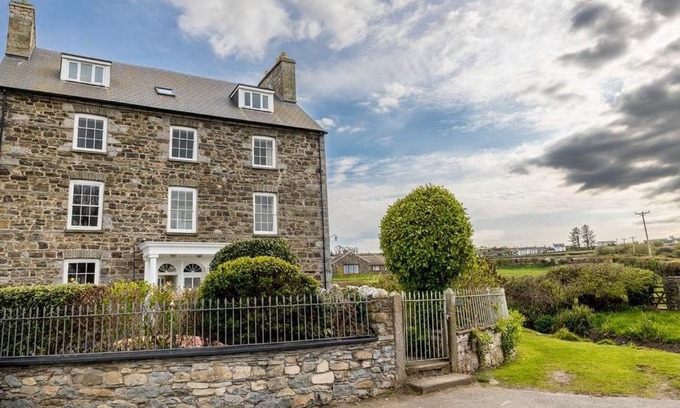 Newport House | Parrog Beach House - Sleeps 12