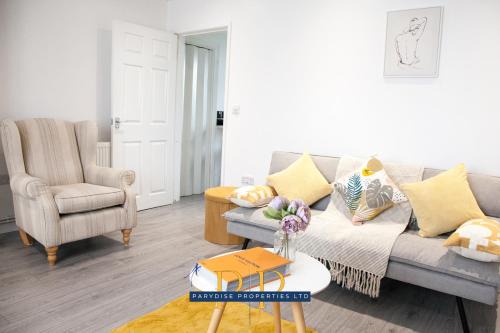 Newcastle-Under-Lyme Apartment | Parydise Presents The Knutton House - Spacious 3BR Escape - Business Ready, Family Friendly